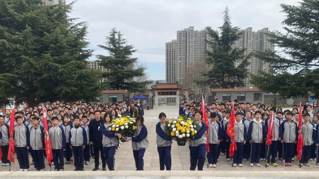 青山埋忠骨 鮮花祭英魂 | 鳳華學校2025年清明祭掃烈士陵園活動